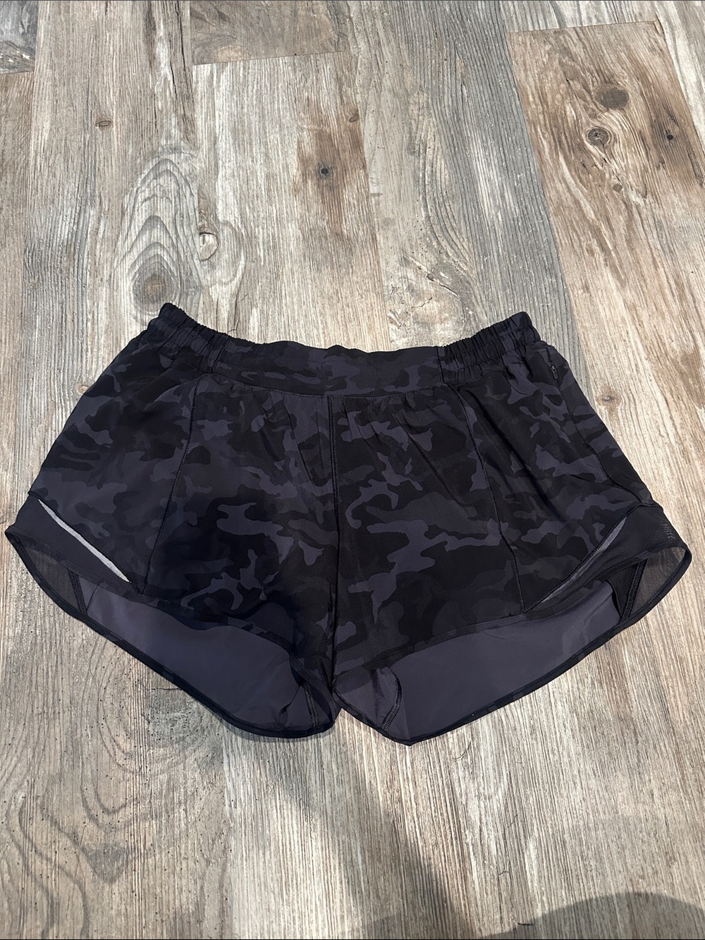 EXCELLENT condition! Lululemon Hotty Hot Short II *Long 4" Incognito Camo Multi